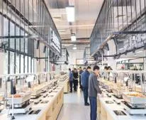 万发精心打造多元菜品体系 ，囊括中式经典、地域风味、健康轻食等多款系列 ，以标准化流程严控出品 ，让每一份餐品都保持稳定美味、健康安心、 品质上乘。